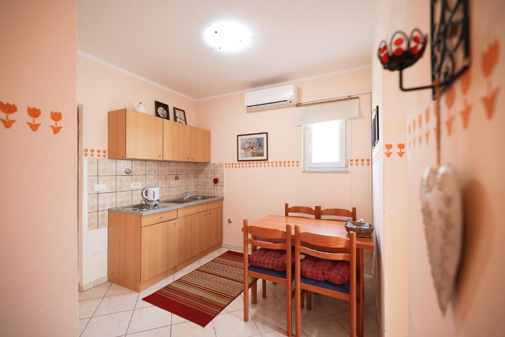 Una cocina o zona de cocina en Apartments Veronika