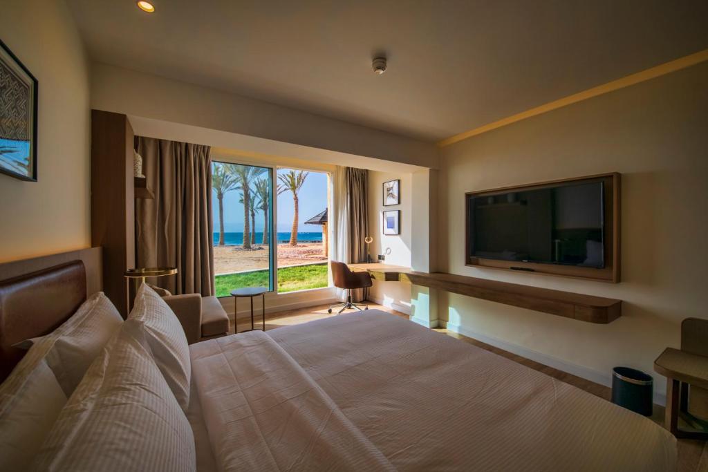 TV a/nebo společenská místnost v ubytování Luxotel Aqaba Beach Resort & Spa Only 15 years plus