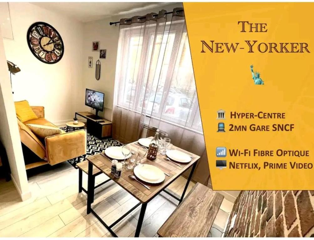 sala de estar con mesa y cartel amarillo en The New-Yorker - hyper centre- 2mn gare SNCF - Wi-Fi Netflix gratuit, en Niort