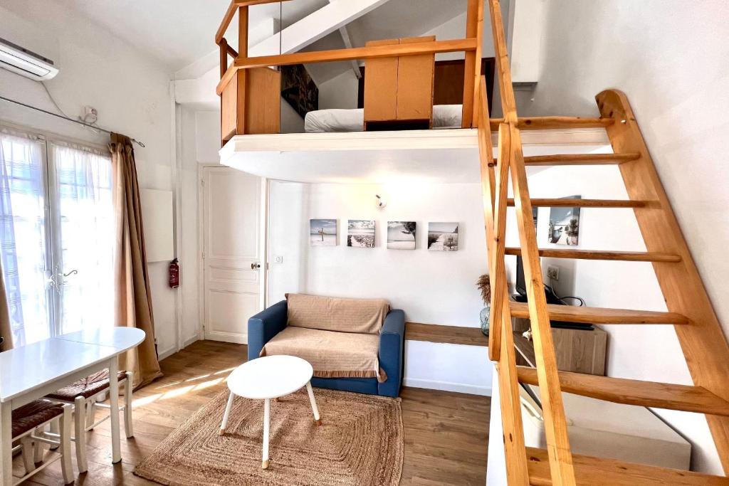 Studio with mezzanine in the heart of old Antibes wifi air conditioning,  Antibes – Updated 2023 Prices