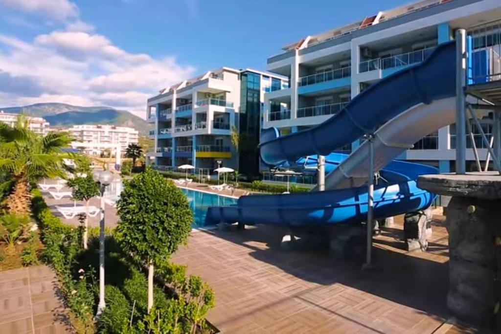 Bazén v ubytování Lory Queen luxury apartment near the sea nebo v jeho okolí