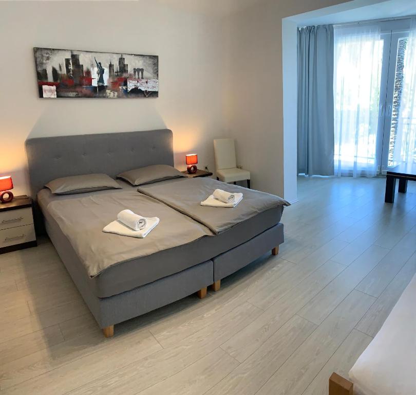 um quarto com uma cama com duas toalhas em The48 em Zadar