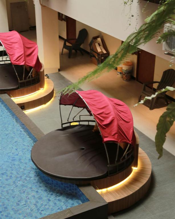 una camera con tre sedie e un trampolino di Class Premium Guest House a Kasri