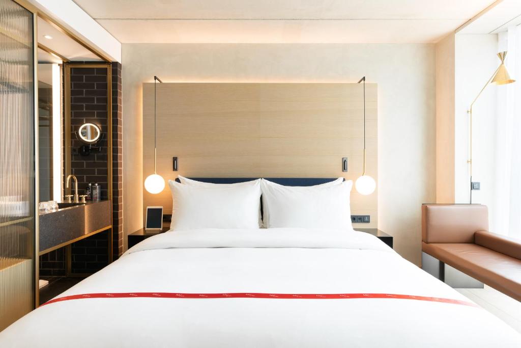 Een bed of bedden in een kamer bij Ruby Emma Hotel Amsterdam