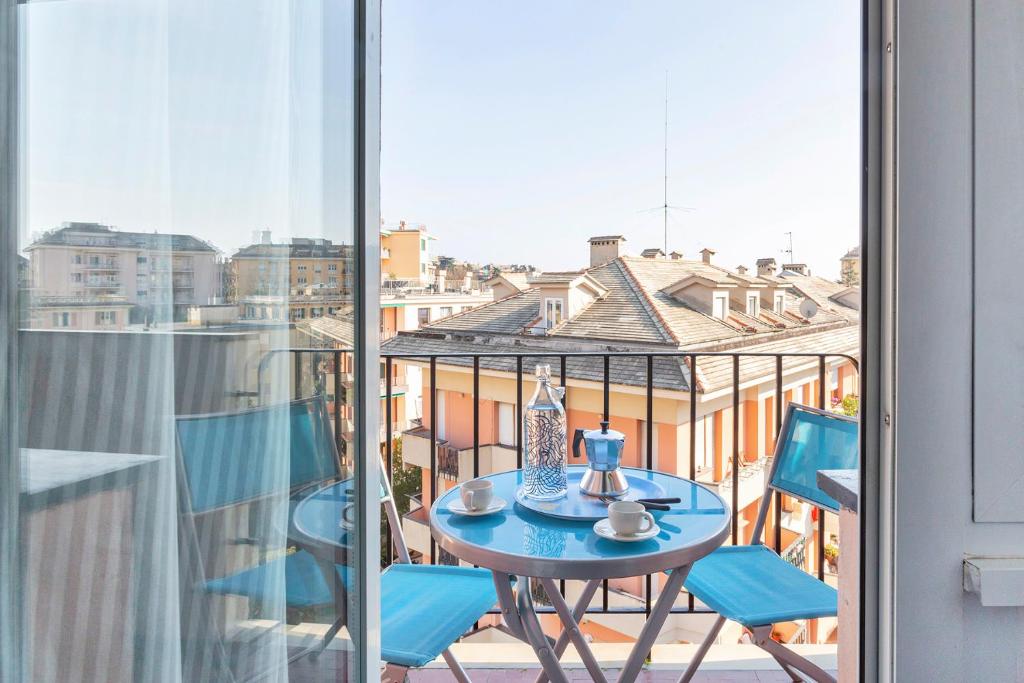 A balcony or terrace at Contemporary apartment in Sturla by Wonderful Italy