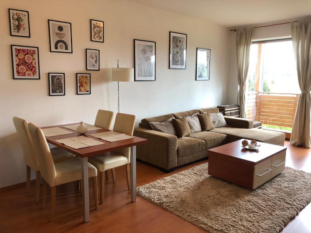 - un salon avec une table et un canapé dans l'établissement Apartmán 316, à Donovaly