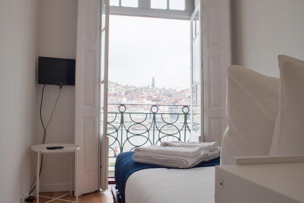 una camera con letto e vista sulla città di Panorama Apartments Ribeira Gaia a Vila Nova de Gaia