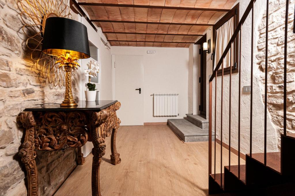 a hallway with a table with a lamp on it at Casa Nicole in Portell