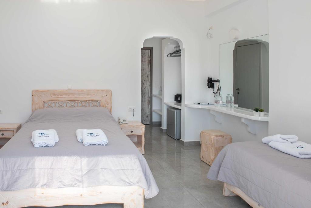 Łóżko lub łóżka w pokoju w obiekcie Cyclades Hotel