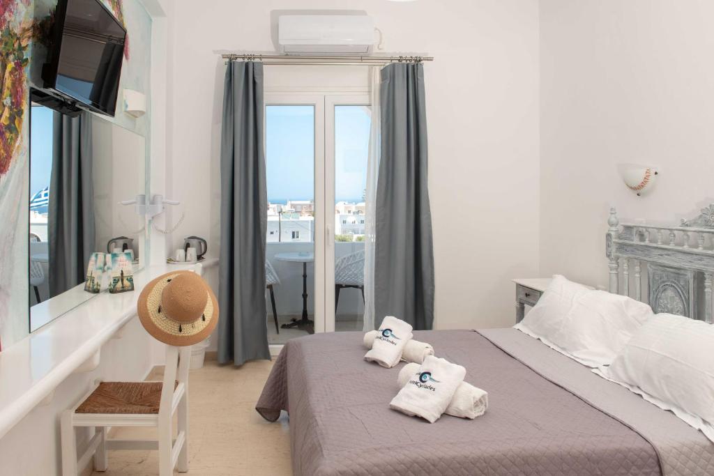 sypialnia z łóżkiem z ręcznikami w obiekcie Cyclades Hotel w mieście Karterados