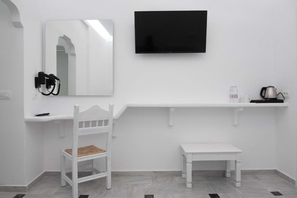 Telewizja i/lub zestaw kina domowego w obiekcie Cyclades Hotel
