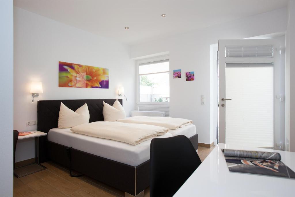 1 dormitorio con cama, escritorio y ventana en Mittelrhein Pension, en Boppard