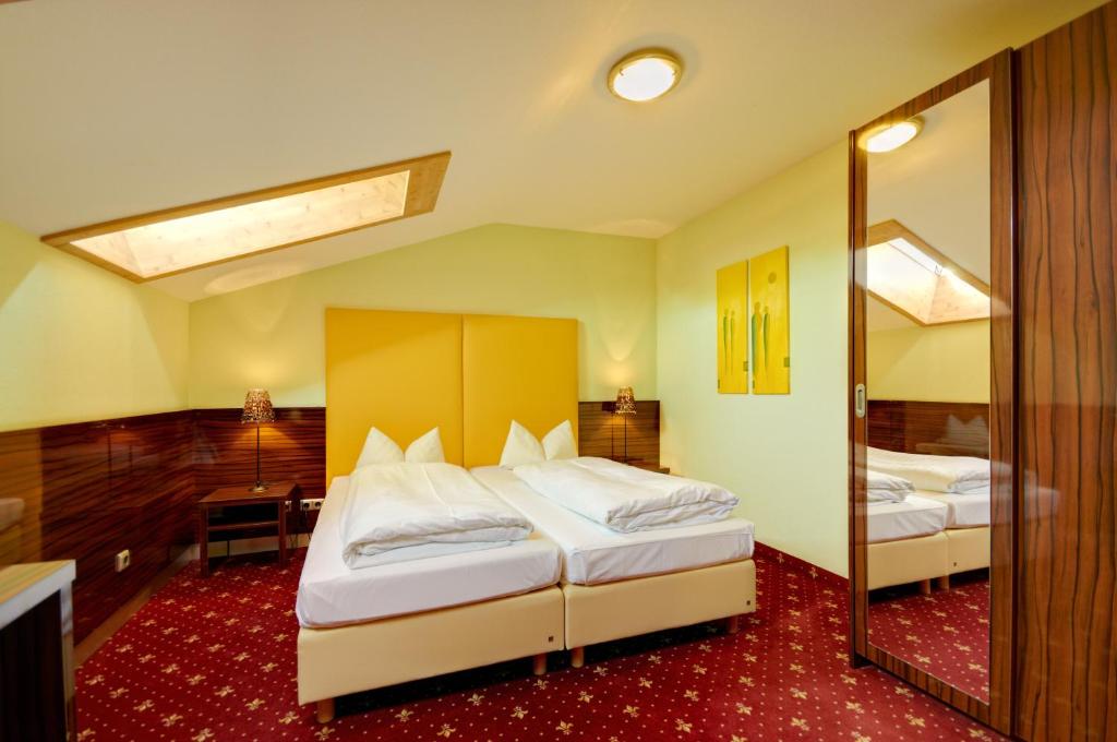 Postel nebo postele na pokoji v ubytování Landhotel Hallnberg