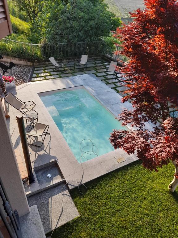 una piscina con sillas en un patio en Agriturismo I Grappoli, en Serralunga d'Alba