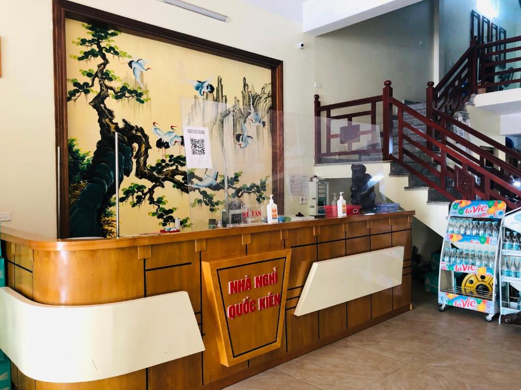 的住宿－Quốc Kiên hotel，一间设有柜台和楼梯的餐厅