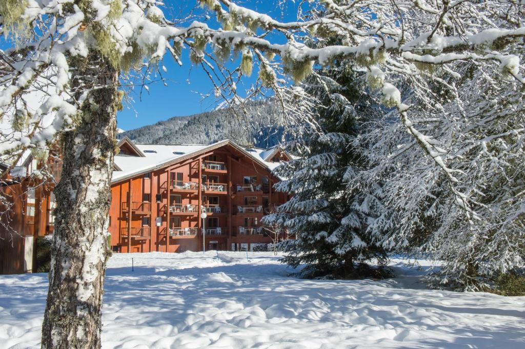 una tenuta nella neve con alberi coperti da neve di Résidence Néméa Le Nevez a Les Contamines-Montjoie