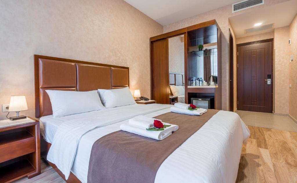Postel nebo postele na pokoji v ubytování Aura Hotel Tbilisi