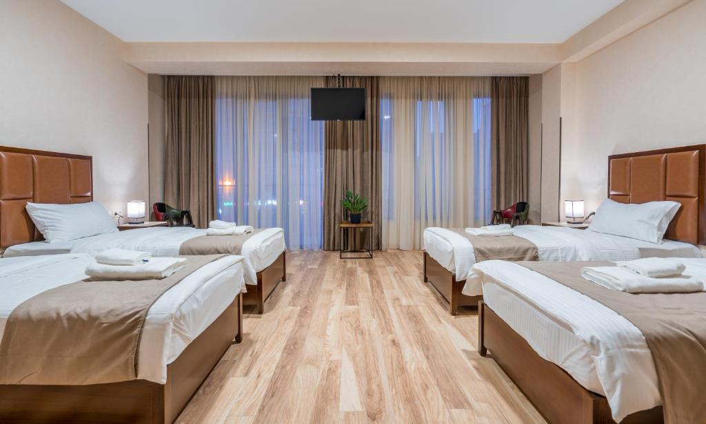 Postel nebo postele na pokoji v ubytování Aura Hotel Tbilisi