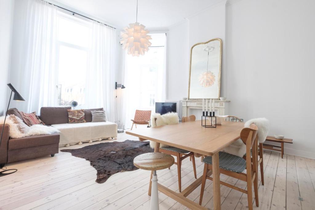 - un salon avec une table et un canapé dans l'établissement Cosy and Modern 2 bedrooms flat near Châtelain and Brugmann, à Bruxelles