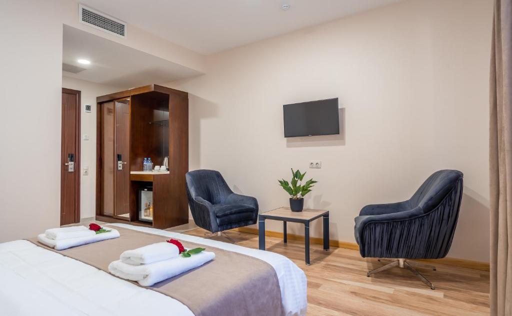 Postel nebo postele na pokoji v ubytování Aura Hotel Tbilisi