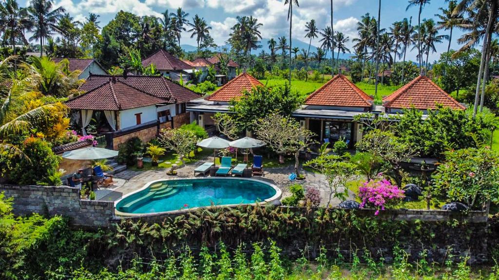 una vista aérea de una casa con piscina en Dana Bali Ricefield Villa, en Candidasa