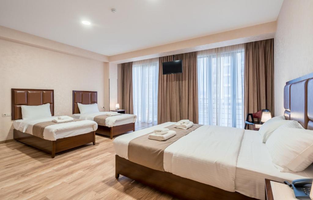 Postel nebo postele na pokoji v ubytování Aura Hotel Tbilisi