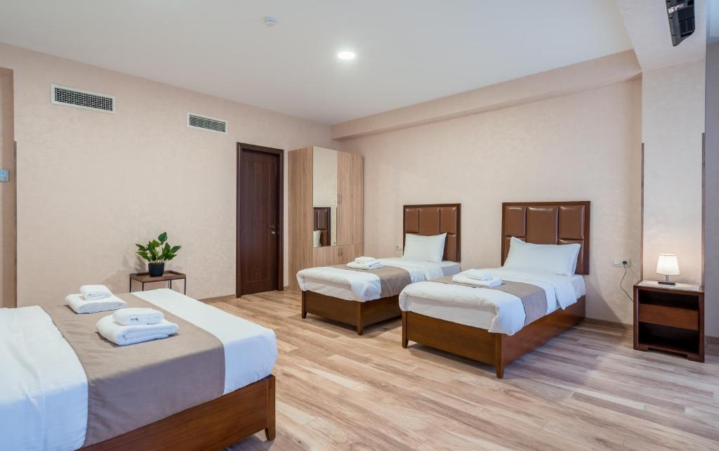 Postel nebo postele na pokoji v ubytování Aura Hotel Tbilisi