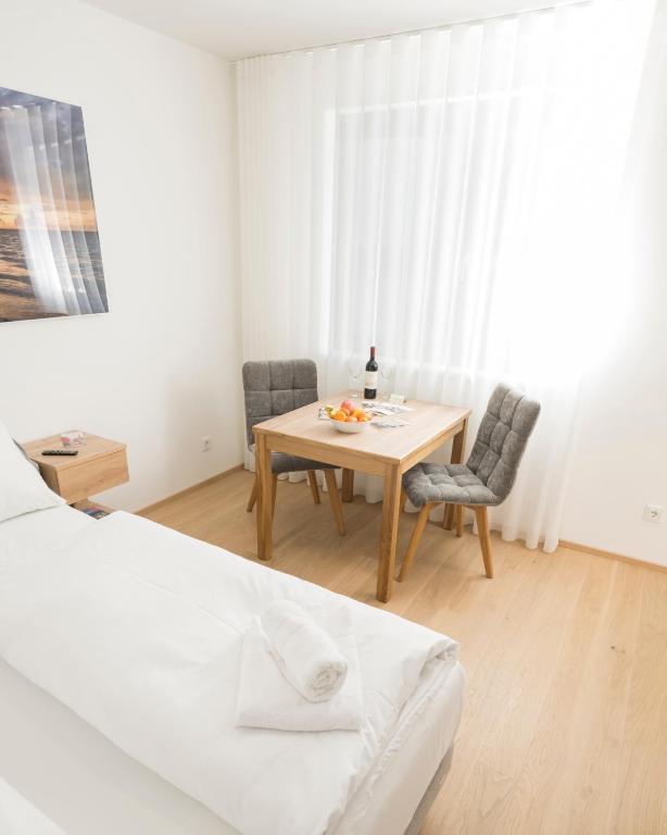 A bed or beds in a room at Cozy Ottakring