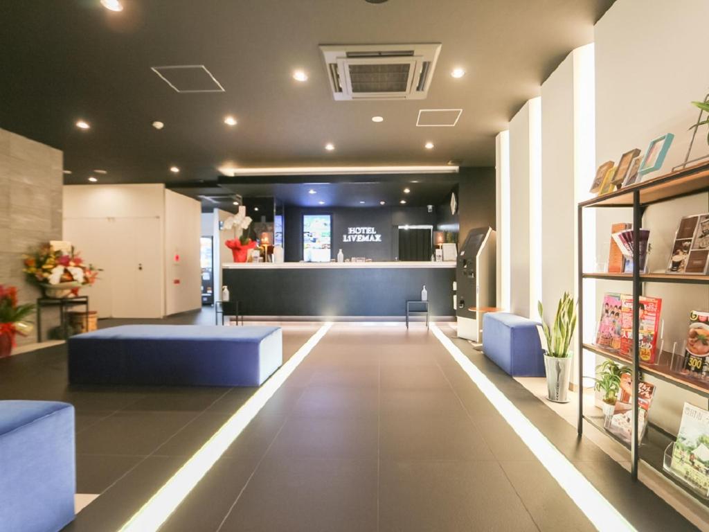 una hall di un negozio con divani blu e bancone di HOTEL LiVEMAX Aichi Toyota Ekimae a Toyota