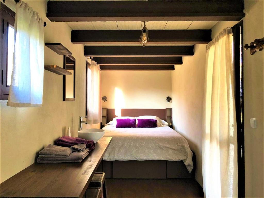 Postel nebo postele na pokoji v ubytování Caseta en Mas Olivella