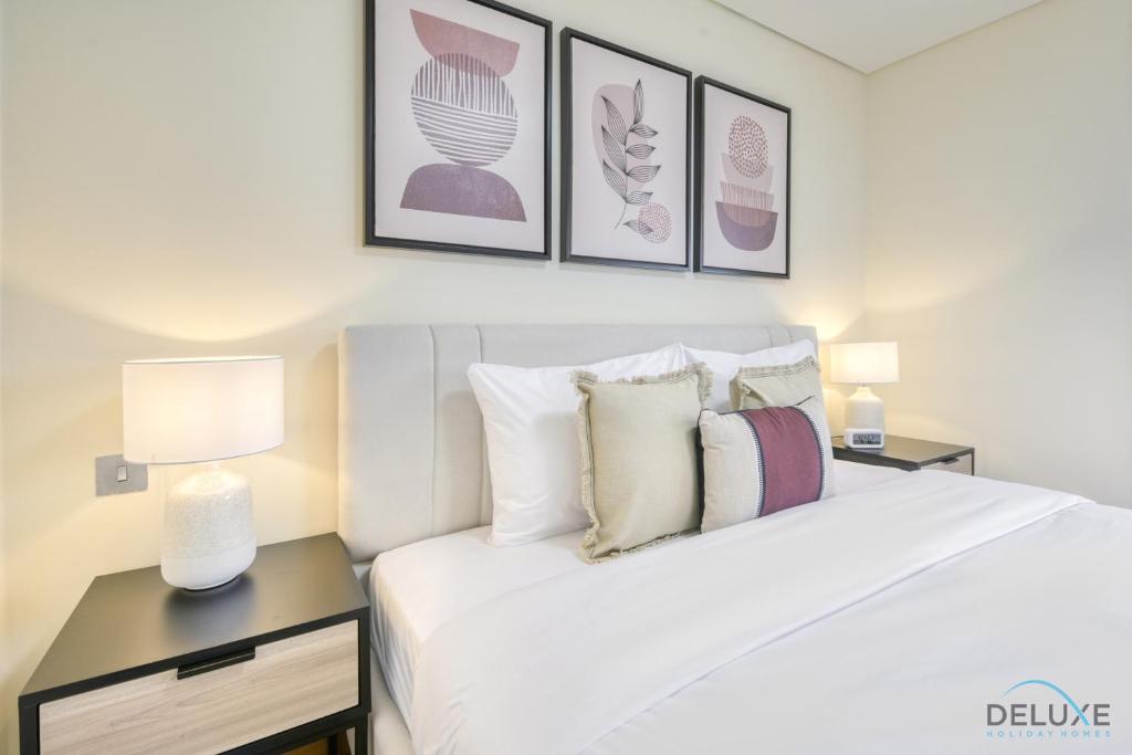 Postel nebo postele na pokoji v ubytování Special Offer Stylish 1BR with Pool & City Views by Deluxe Holiday Homes