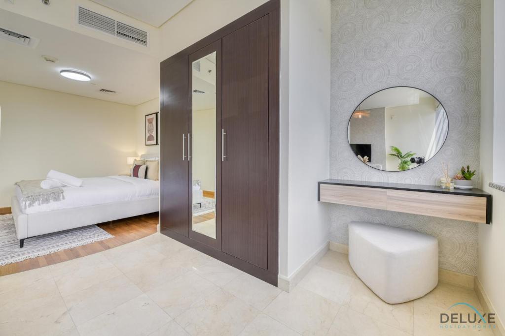 Postel nebo postele na pokoji v ubytování Special Offer Stylish 1BR with Pool & City Views by Deluxe Holiday Homes