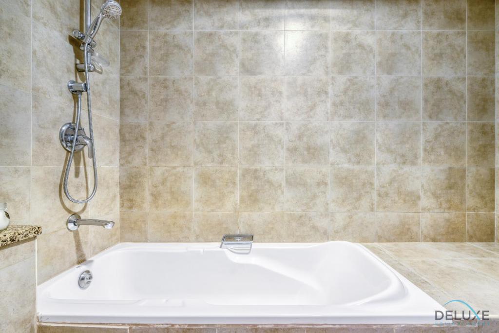 Koupelna v ubytování Special Offer Stylish 1BR with Pool & City Views by Deluxe Holiday Homes