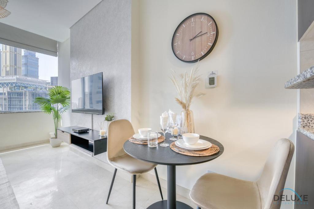 TV a/nebo společenská místnost v ubytování Special Offer Stylish 1BR with Pool & City Views by Deluxe Holiday Homes