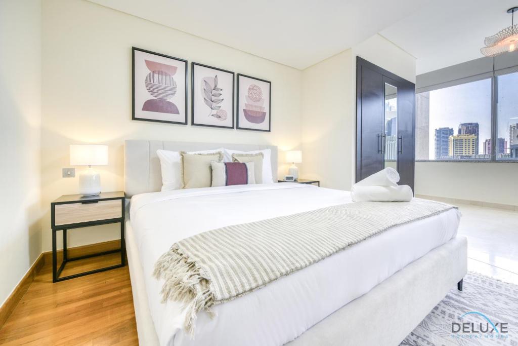 Postel nebo postele na pokoji v ubytování Special Offer Stylish 1BR with Pool & City Views by Deluxe Holiday Homes