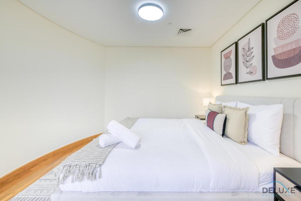 Postel nebo postele na pokoji v ubytování Special Offer Stylish 1BR with Pool & City Views by Deluxe Holiday Homes