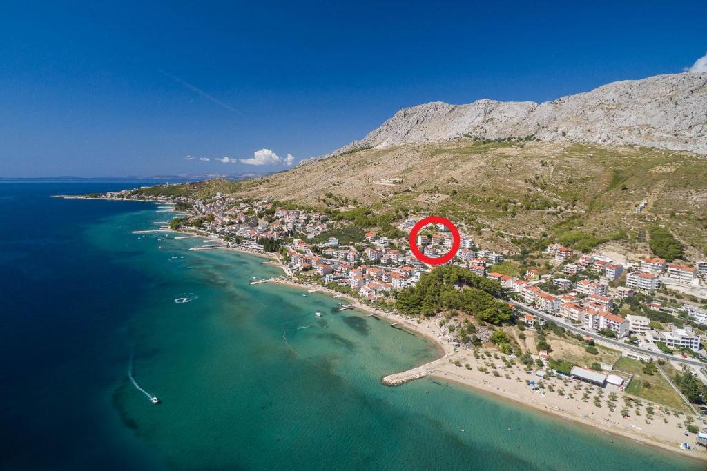 un'isola con un cerchio rosso nell'acqua di Apartments Sunshine Rays a Duće