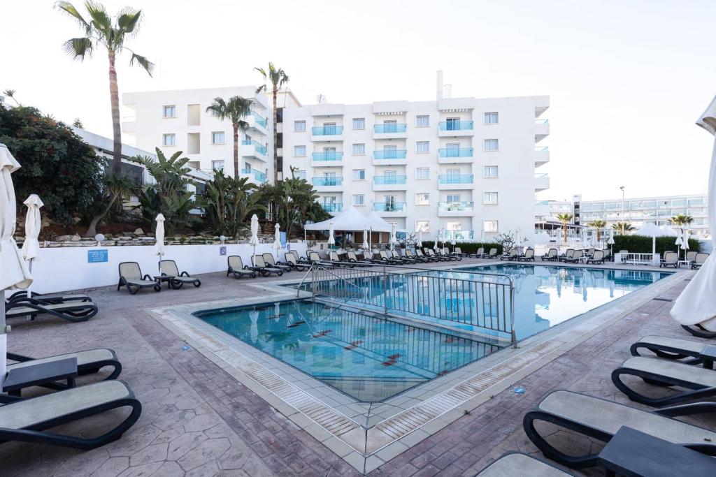 Bazén v ubytování Vrissaki Hotel Apartments nebo v jeho okolí