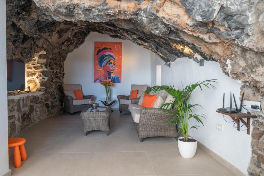 Posezení v ubytování Spectacular Cave with two large terraces (70m2) by the sea