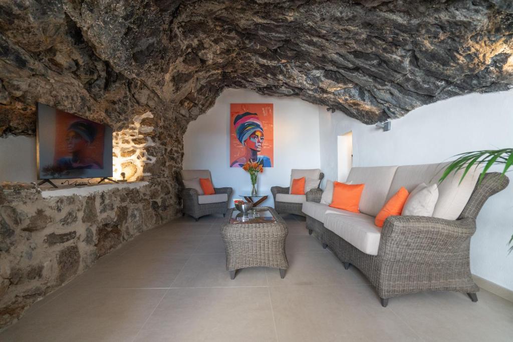 Posezení v ubytování Spectacular Cave with two large terraces (70m2) by the sea