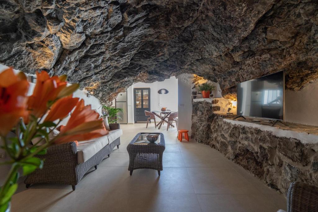 Posezení v ubytování Spectacular Cave with two large terraces (70m2) by the sea