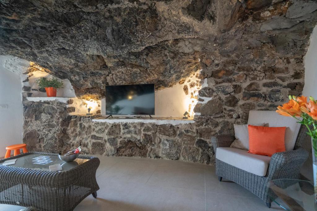 Posezení v ubytování Spectacular Cave with two large terraces (70m2) by the sea