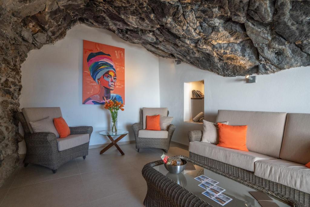Ruang duduk di Spectacular Cave with two large terraces (70m2) by the sea