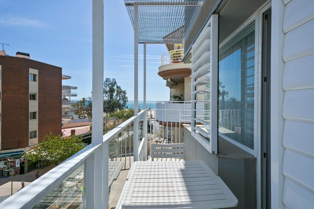 - un balcon avec un banc sur le côté du bâtiment dans l'établissement Apartamentos Pepita Bandert, à Cambrils