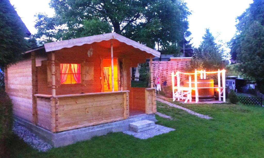 a large wooden dog house in a yard at Pilger-Hüttli - Blockhaus in Schönengrund