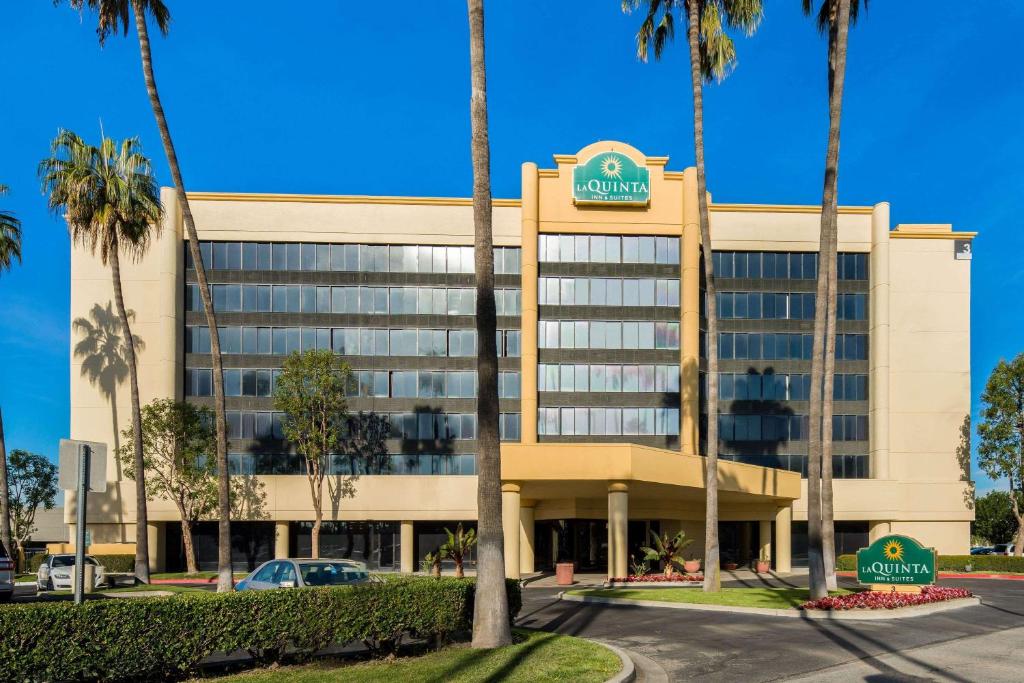 an office building with palm trees in front of it at La Quinta by Wyndham Buena Park in La Palma