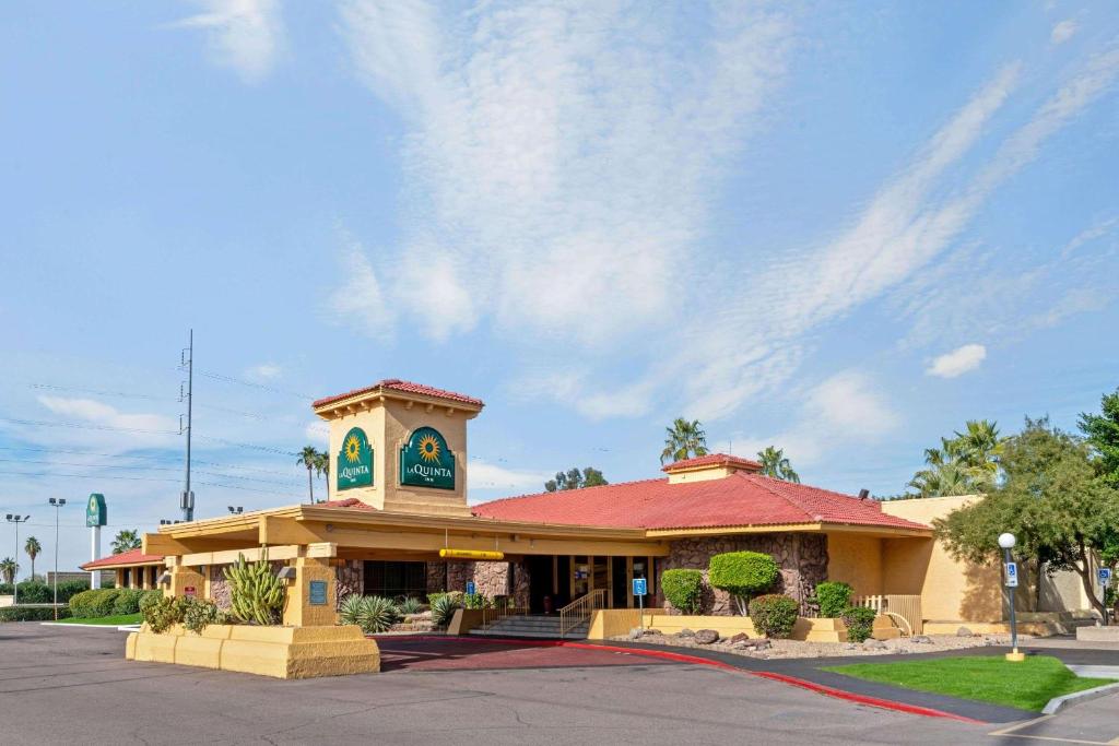 ein Gebäude mit einem Uhrturm darüber in der Unterkunft La Quinta Inn by Wyndham Phoenix North in Phoenix