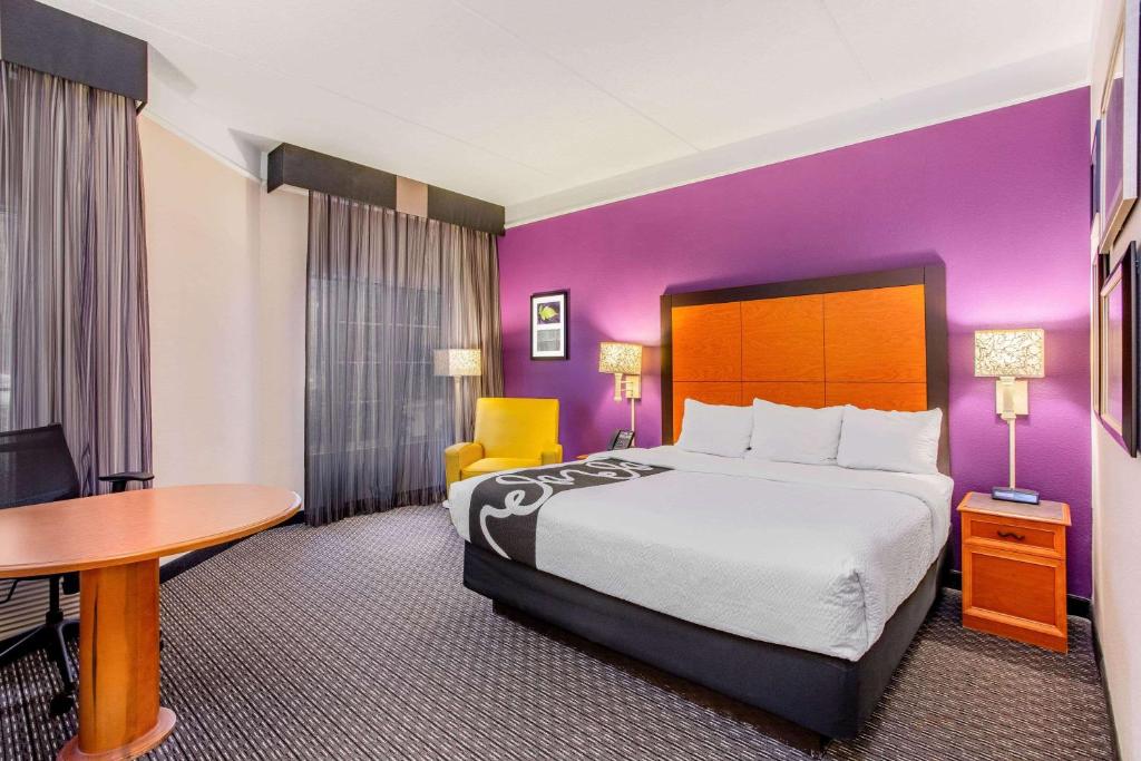 En eller flere senge i et værelse på La Quinta by Wyndham Raleigh Durham Intl AP