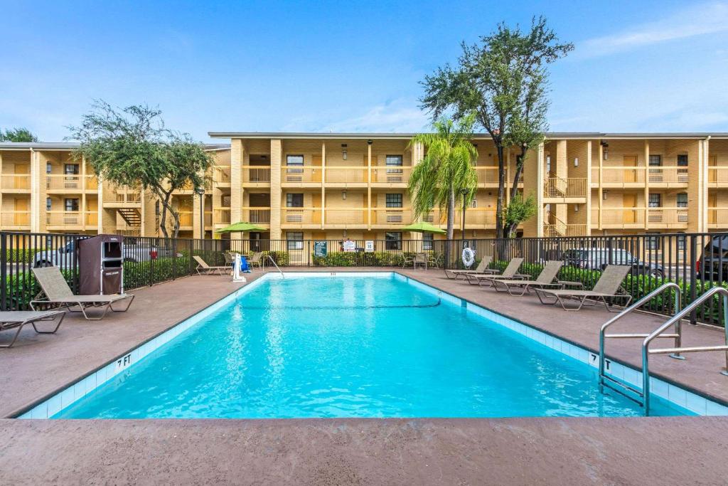 einem Pool vor einem Gebäude in der Unterkunft La Quinta Inn by Wyndham Miami Airport North in Miami