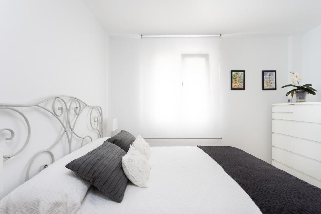 Postel nebo postele na pokoji v ubytování Home2Book Elegance City Center Apartment